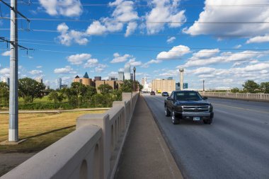 Dallas, Texas - 10 Haziran 2014: Araba Şehir Dallas Texas, ABD eteklerinde bir karayolunda.