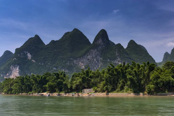 Uitzicht Rivier Waar Hoge Kalkstenen Pieken Achtergrond Buurt Van Yangshuo — Stockfoto