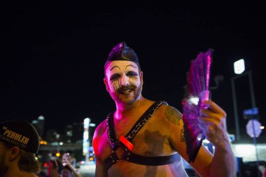 Austin, Teksas - 8 Haziran 2014: Güleryüzlü adamla makyaj bir gay geçit, gece şehir Austin, Teksas, ABD