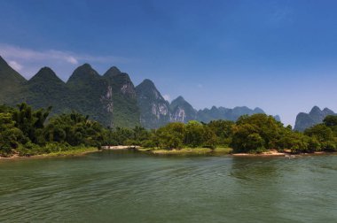 Yangshuo, Çin, Asya yakınındaki arka görünümü Li nehri boyunda kireçtaşı zirveleri ile; Çin seyahat için kavramı