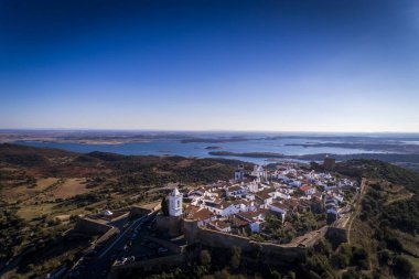 Tarihi köy, Monsaraz Alentejo içinde Alqueva Baraj Gölü ile hava görünümünü arka planda; Kavramı için seyahat Portekiz ve Alentejo