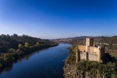 Portekiz Tagus Nehri geçen bir tekne ile Armourol Kalesi'nin havadan görünümü; Portekiz seyahat için kavram