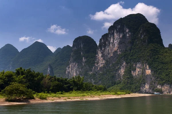 아시아에서에서 Yangshuo 백그라운드에서 석회암 봉우리 리버에서 크루즈 관광객 들으로 여객선 — 스톡 사진