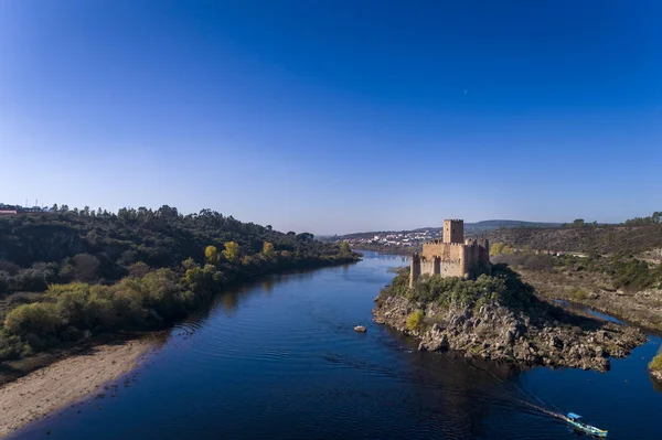 Armourol 城堡与一条小船通过在葡萄牙的一条河 概念为旅行在葡萄牙 — 图库照片