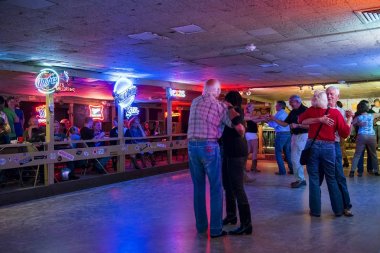 Austin, Teksas - 13 Haziran 2014: Austin, Texas, ABD kırık konuştu dans salonunda dans insanlar