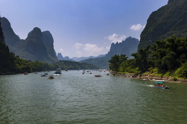 Yangshuo Čína Srpna 2010 Lodě Turisty Křižování Ťiang Vysokými Vápencovými — Stock fotografie