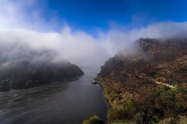 Portas de Rodao hava görünümünü siste Tagus Nehri, Portekiz'de kapsamında; Portekiz seyahat için kavram