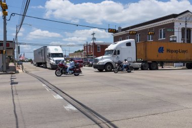 Giddings, Texas - 14 Haziran 2014: Stret Giddings şehir Bisikletleri ve otomobillerde Texas, ABD yolu boyunca sahnede.