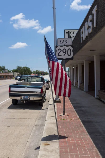 停車中のピックアップ トラックで高速道路 290 米国テキサス州でアメリカの国旗に沿ってギディングズ市ギディングズ テキサス州 2014 Stret シーン — ストック写真