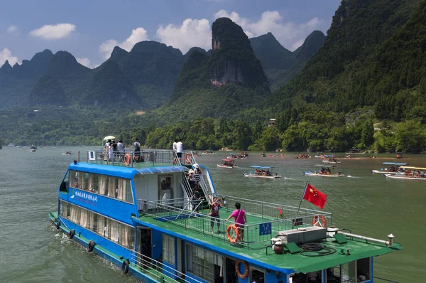 Yangshuo Kina Augusti 2012 Personer Båt Cruising Floden Och Tittar — Stockfoto