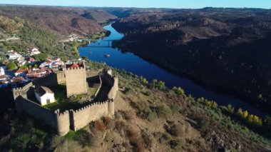 Belver Castle (Castelo de Belver) ve Portekiz'de arka planda Tagus Nehri üzerinde köprü ile köy hava görünümünü; Portekiz seyahat için kavram