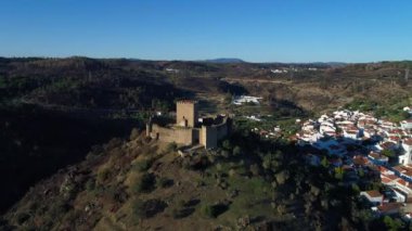 Belver Castle (Castelo de Belver) ve Portekiz köyde hava görünümünü; Portekiz seyahat için kavram