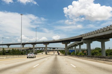 Houston, Texas - 14 Haziran 2014: Arabalar bir karayolu Üstgeçit ve yığın etkileşimler, ABD ile Houston şehir merkezi.