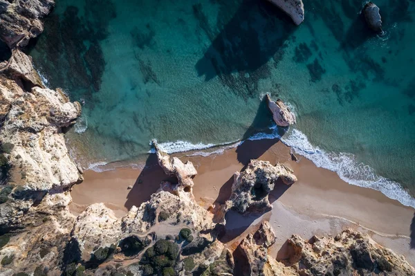 ポルティマン アルガルヴェ ポルトガルの美しいピランハ ビーチの空撮旅行のための概念アルガルヴェ ポルトガルと Mos の美しいビーチ — ストック写真