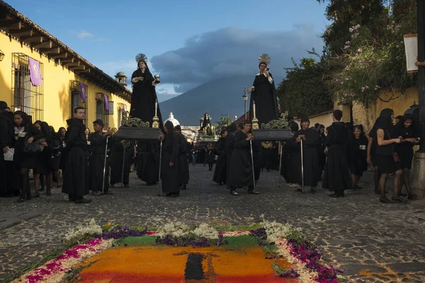 Antigua Guatemala April 2014 Menschen Schwarzen Gewändern Einer Straße Der — Stockfoto