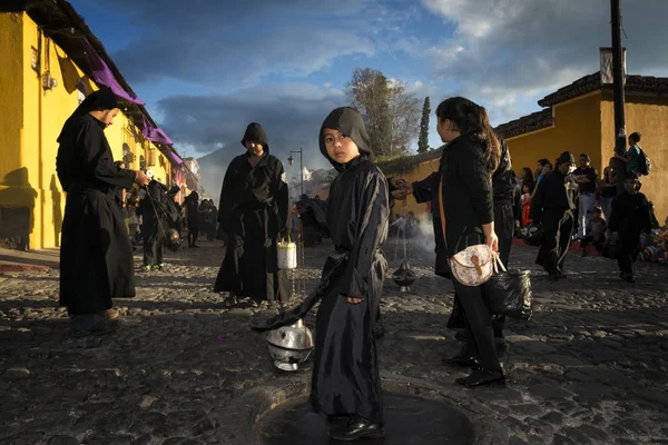 Antigua Guatemala April 2014 Kleiner Junge Einem Schwarzen Gewand Der — Stockfoto