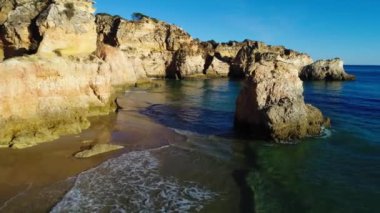 Görünümü güzel Prainha Beach Alvor, Algarve, Portekiz; Kavram Portekiz seyahat ve en güzel plajları Algarve'deki/daki oteller