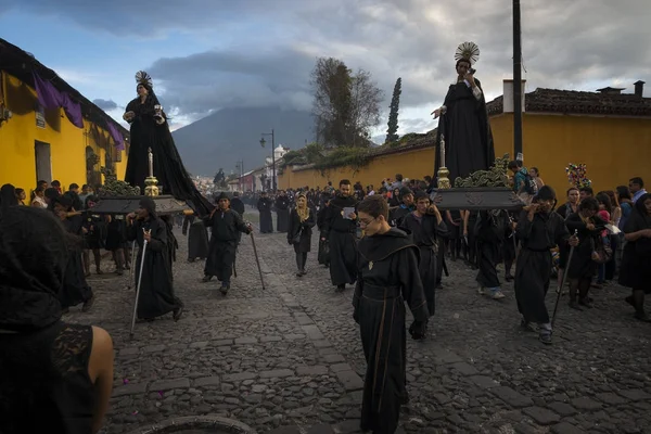 Antigua Guatemala April 2014 People Wearing Black Robes Hoods Street — Stock Photo, Image