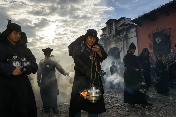 Antígua Guatemala Abril 2014 Homem Usando Vestes Capuzes Pretos Espalhando — Fotografia de Stock