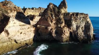 Alvor, Algarve'deki/daki oteller güzel Prainha Beach kayalıklarla üzerinde uçan; Kavram seyahat Portekiz, yaz tatillerini Algarve'deki/daki oteller ve en güzel plajları Algarve'deki/daki oteller