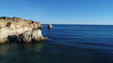 Güzel Prainha Beach Algarve'deki/daki oteller kireçtaşı kayalıklarla üzerinde uçan; Kavram seyahat Portekiz, yaz tatillerini Algarve'deki/daki oteller ve en güzel plajları Algarve'deki/daki oteller
