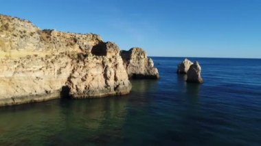 Havadan görünümü güzel kireçtaşı kayalıklarla Algarve'deki/daki oteller Prainha plajda; Kavramı için seyahat Inn Algarve ve yaz tatillerini Algarve içinde