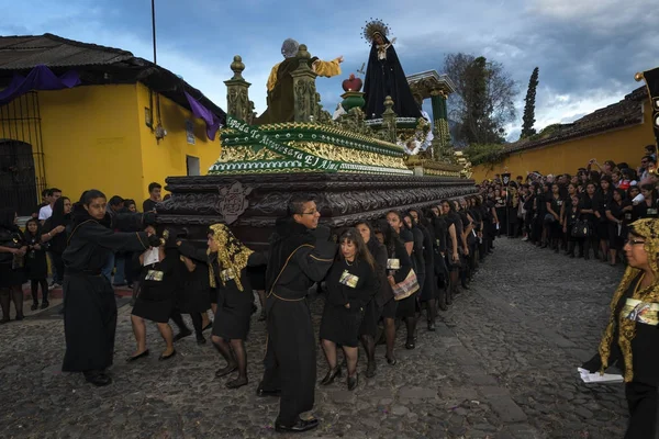 Antigua Guatemala April 2014 Schwarz Gekleidete Frauen Tragen Während Einer — Stockfoto