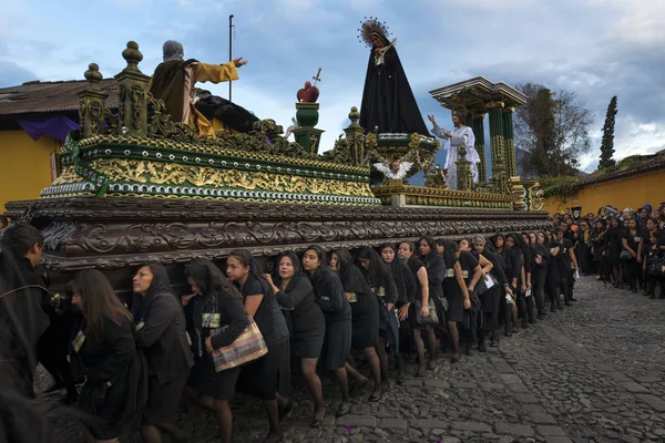 Antigua Guatemala April 2014 Schwarz Gekleidete Frauen Tragen Während Einer — Stockfoto