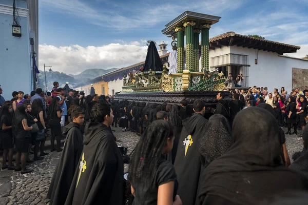 Antigua Guatemala April 2014 Menschen Schwarzen Gewändern Und Kapuzen Einer — Stockfoto