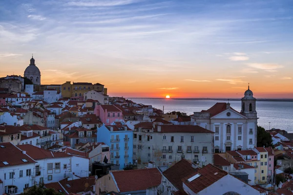 Utsikt Över Stadsdelen Alfama Från Portas Sol Viewpoint Vid Soluppgången — Stockfoto