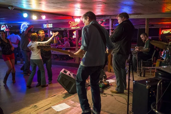 Austin, Teksas - 13 Haziran 2014: Country müzik grubu oynarken ve Austin, Texas, ABD kırık konuştu dans salonunda dans insanlar