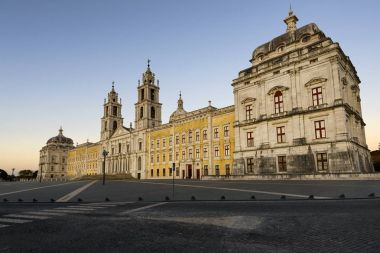 Mafra manastır Mafra, Portekiz gün batımında görünümünü; Kavram Portekiz seyahat ve Portekiz en güzel yerleri