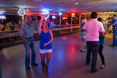 Austin, Teksas - 13 Haziran 2014: Austin, Texas, ABD kırık konuştu dance Hall country müzik dans insanlar