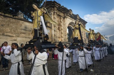Antigua, Guatemala - 19 Nisan 2014: adam geçit yüzen bir alay Antigua, Guatemala kutsal hafta sırasında Antigua eski şehir bir sokakta taşıyan