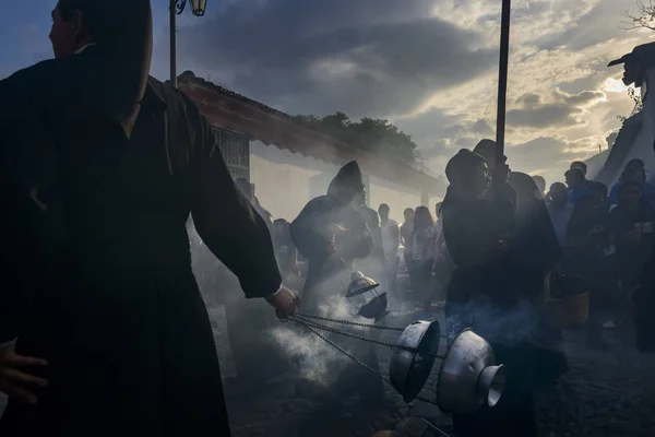 Antigua Guatemala Dubna 2014 Muži Nosí Černé Pláště Kápě Šíření — Stock fotografie