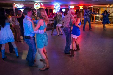 Austin, Teksas - 13 Haziran 2014: Austin, Texas, ABD kırık konuştu dance Hall country müzik dans insanlar