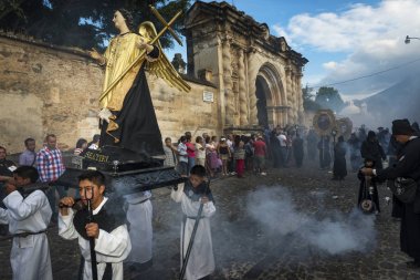 Antigua, Guatemala - 19 Nisan 2014: adam geçit yüzen bir alay Antigua, Guatemala kutsal hafta sırasında Antigua eski şehir bir sokakta taşıyan