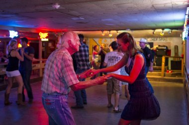 Austin, Teksas - 13 Haziran 2014: Austin, Texas, ABD kırık konuştu dance Hall country müzik dans insanlar