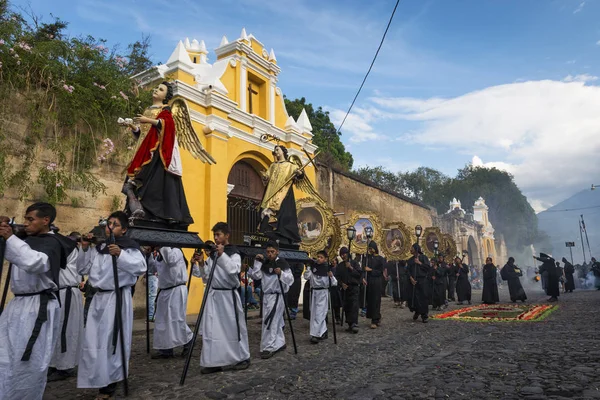 Antigua Guatemala April 2014 Men Carrying Parade Floats Street Old — Stock Photo, Image