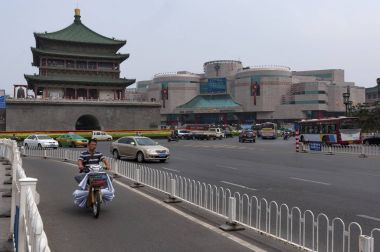 Xian, Çin - 5 Ağustos 2012: Görünüm çan kulesi ve Çin Xian şehir trafik
