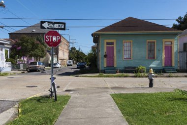 New Orleans, Louisiana - 17 Haziran 2014: Renkli evleri şehir New Orleans, Louisiana, ABD Marigny Mahallesi'nde bir sokak görünümünü