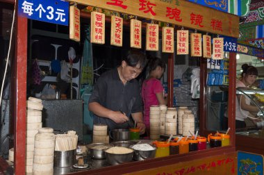Xian, Çin - 5 Ağustos 2012: Çin, Asya Xian şehir Müslüman Mahallesinin bir sokakta bir gıda durak