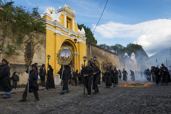 Antigua Guatemala April 2014 People Wearing Black Robes Hoods Procession — Stock Photo, Image