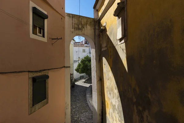 Vue Une Rue Étroite Avec Une Arche Des Bâtiments Anciens — Photo