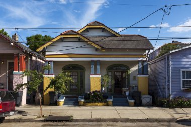 New Orleans, Louisiana, ABD şehrinde Marigny mahallede geleneksel bir renkli ev cephe