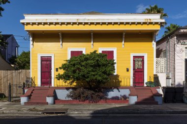 New Orleans, Louisiana, ABD şehrinde Marigny mahallede geleneksel bir renkli ev cephe