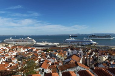 Lizbon, Portekiz - 22 Ekim 2017: Santa Luzia bakış, Lizbon, Portekiz Tagus Nehri cruise gemileriyle Alfama mahalleden görünümünü