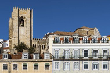 Geleneksel bina cephe Lisbon Cathedral Lizbon, Portekiz ve arka plan üzerinde çan kulesi ile ayrıntısı; Ziyaret Lizbon için kavram.