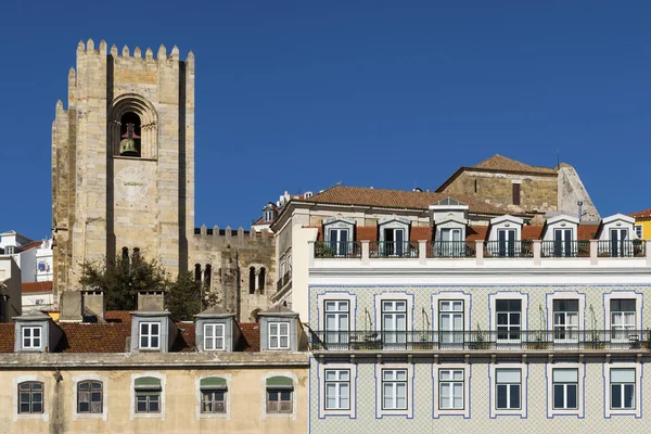 Detalle Fachada Los Edificios Tradicionales Con Campanario Catedral Lisboa Fondo — Foto de Stock