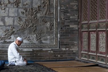Xi'An, Çin - 5 Ağustos 2012: Çin, Asya Xi'An şehir Xi'An büyük camide dua bir adam.